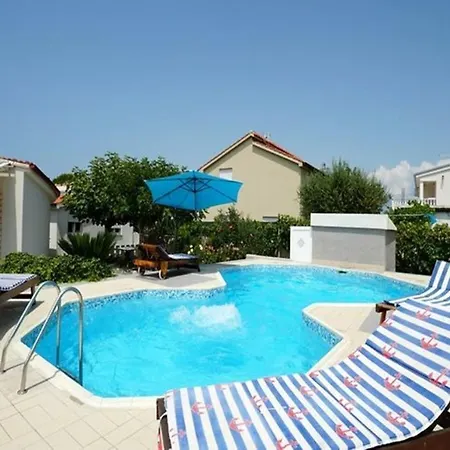 Ferienhaus Poolincluded - Villa Vir