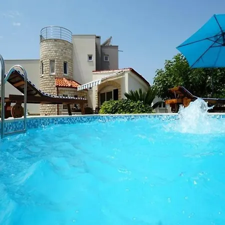 Ferienhaus Poolincluded - Villa Vir *